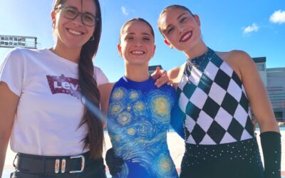 Excelente performance de dos patinadoras